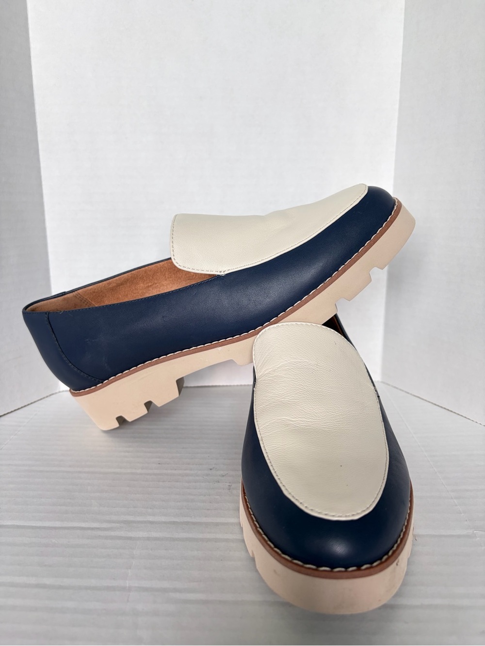 Vionic Kensley Loafer Women’s Size 7 Navy Cream Leather Platform Lug Rubber Sole - Picture 2 of 12